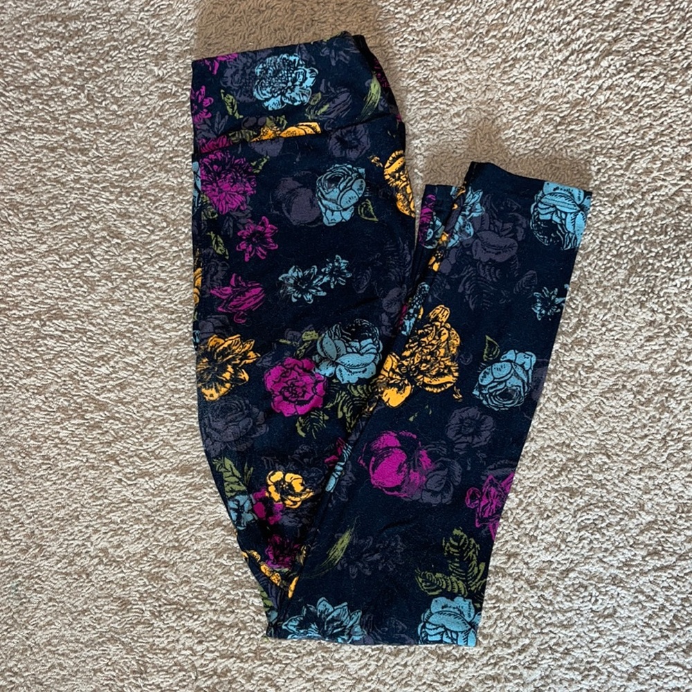 One size LuLaRoe floral leggings.